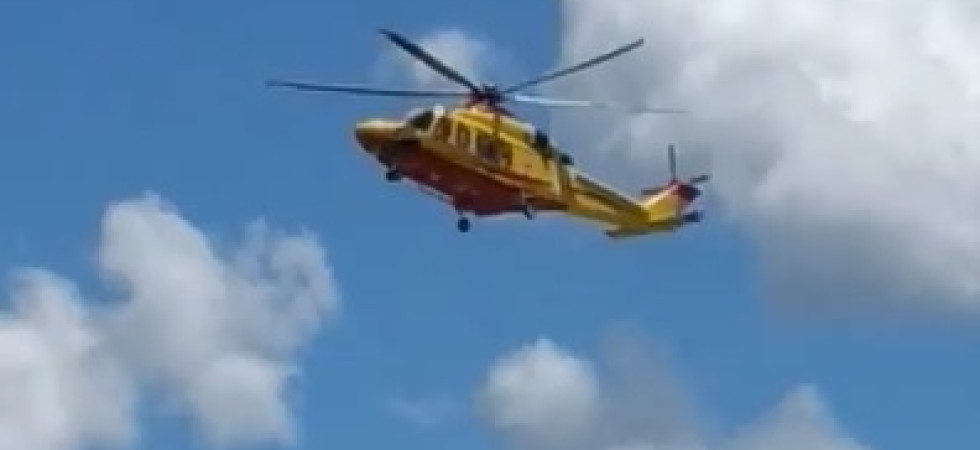 S'infortuna alla schiena mentre sta tagliando la legna in un campo: 73enne elitrasportato all'ospedale