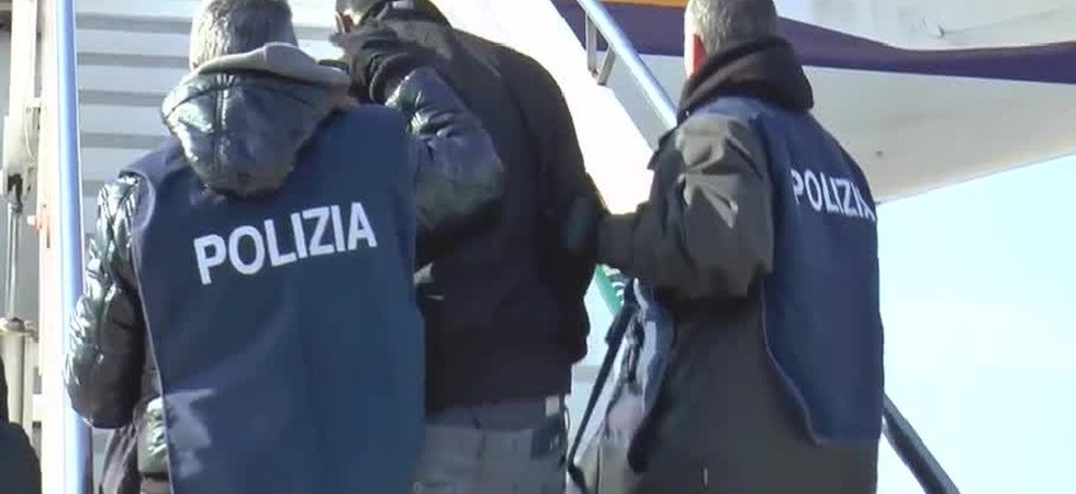 Si presenta in questura con l'avvocato per prolungare la permanenza in Italia