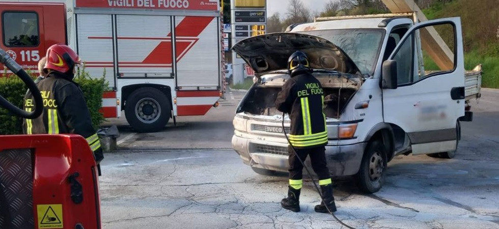 Prima il forte rumore poi il fumo e le fiamme, momenti di paura per l'autista di un furgone cassonato