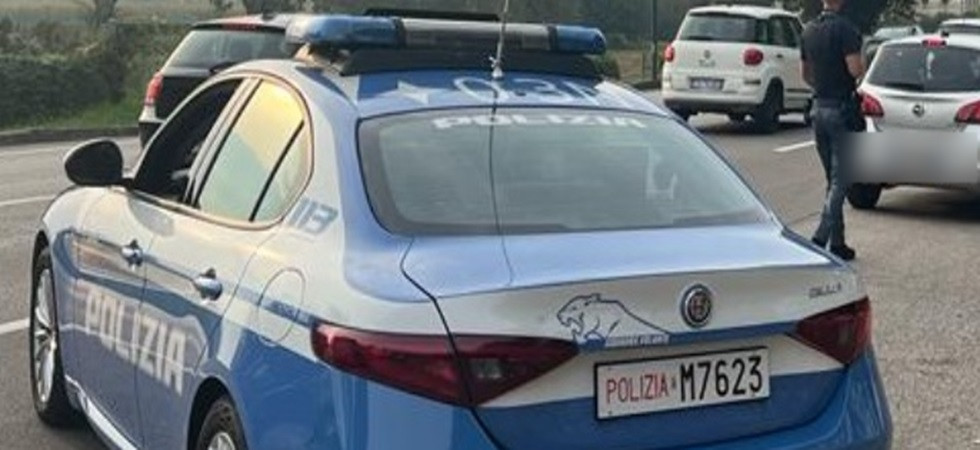 Fermato dalla polizia fugge a folle velocità in auto e rischia un incidente: 24enne bloccato e denunciato