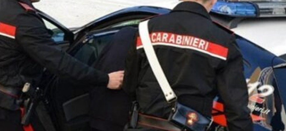 Sente dei rumori sospetti e chiede aiuto: i carabinieri trovano nascosto nel garage un ladro