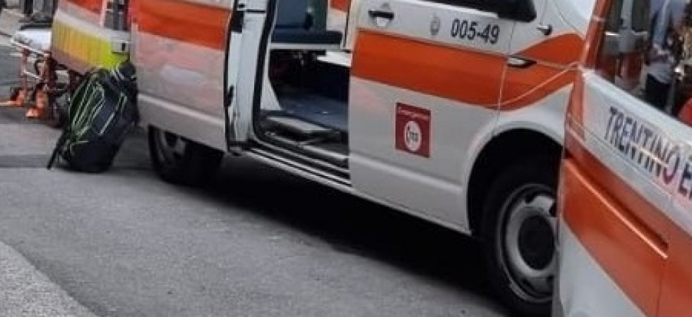 Travolta da un'auto, paura a Trento per una 83enne: trasportata in codice rosso all'ospedale Santa Chiara