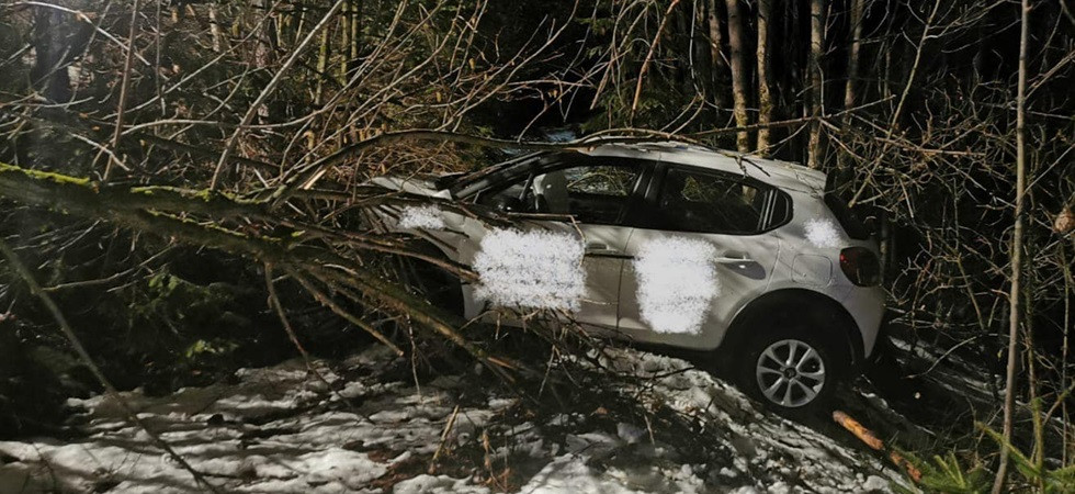 Ghiaccio e neve sulla strada, perde il controllo dell'auto e finisce in un dirupo: momenti di paura nella notte