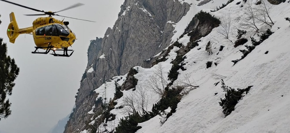 Bloccato con i figli di 8 e 12 anni sopra un salto di roccia