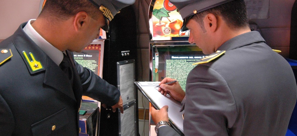Slot accese fuori orario, il blitz della finanza: multa di oltre 13 mila euro a cinque bar