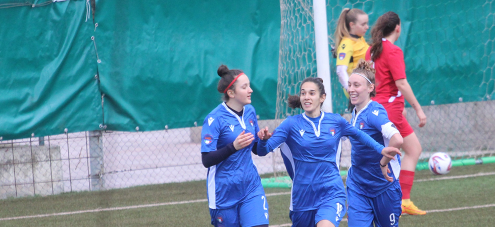 L'esultanza di Slomic e delle compagne di squadra dopo la rete alla Liguria (foto Gretter - Cpa Trento) L'esultanza di Slomic e delle compagne di squadra dopo la rete alla Liguria (foto Gretter - Cpa Trento)