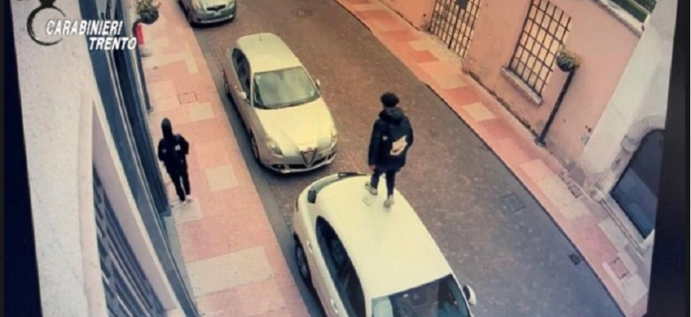 Arrestato un 22enne che si era messo a camminare sulle auto, il giovane è stato pizzicato a rubare un veicolo in una