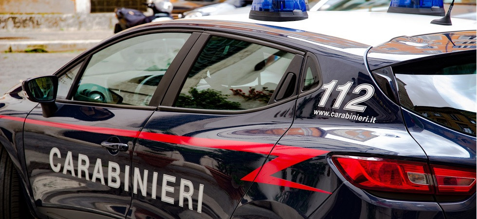 Spaccia mentre è ai domiciliari, i carabinieri si accorgono del "via vai" di persone dal condominio