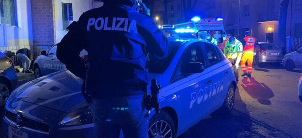 Massacra di botte la compagna (tanto da fratturarsi la mano) e poi aggredisce i poliziotti sfasciando la volante