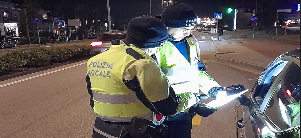 Guida con patente revocata da più di 8 anni: alla vista degli agenti li aggredisce