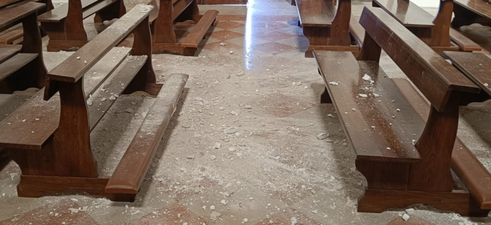 Crolla l'intonaco e finisce sui banchi, chiesa chiusa per Pasqua