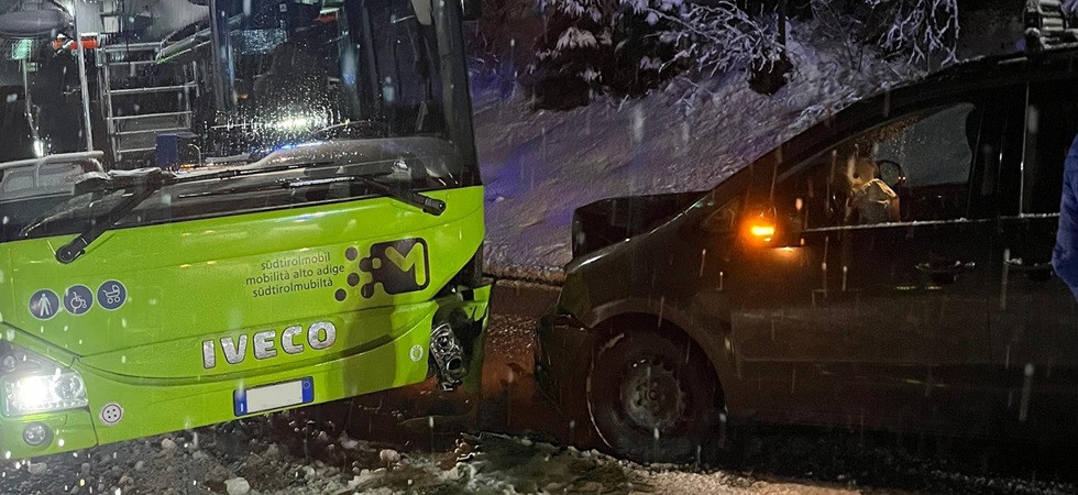 L'auto si schianta contro un autobus, strada bloccata: in azione i soccorsi