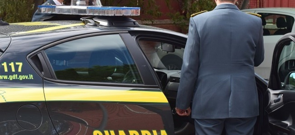 Fermato in auto con della cocaina: aveva 21.500 euro in contanti in casa e oltre 330 grammi di hashish