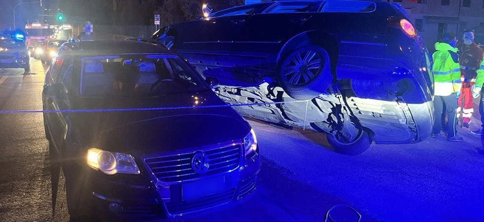 Schianto fra due mezzi, le ruote di un'auto finiscono sopra un altro veicolo: sul posto i vigili del fuoco