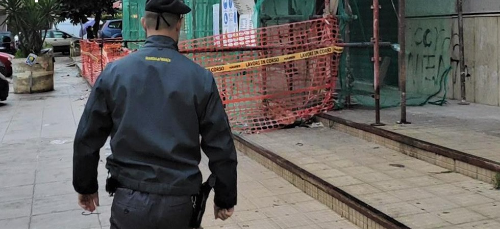 Lavoratori in nero e mancanza di sicurezza, blitz delle forze dell'ordine in un cantiere: stop all'attività
