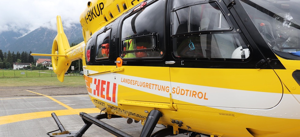 Schiacciato da una pesante finestra, grave incidente sul lavoro: 55enne elitrasportato d'urgenza all'ospedale