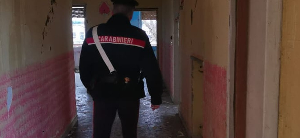 Sorpreso in uno stabile abbandonato con oggetti e gioielli rubati, minaccia i carabinieri con un coltello