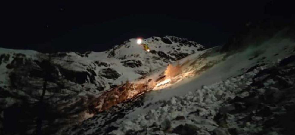 Neve ghiacciata e salita troppo ripida, due giovani restano bloccati: devono intervenire i soccorritori e l'elicottero