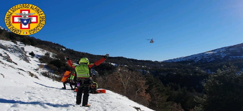 Terribile caduta per una scialpinista: scivola per 200 metri su un pendio di neve e rocce