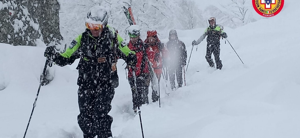 Trascorrono la notte in una baita a 1.500 metri di quota ma al risveglio c'è "troppa neve" e non riescono a rientrare