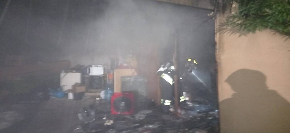 Incendio nel garage, momenti di paura in un'abitazione: i proprietari riescono a portare in salvo le auto
