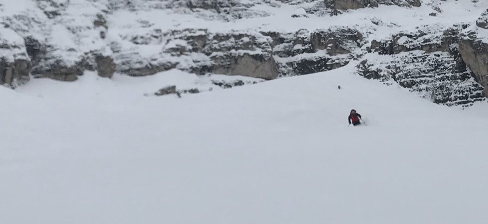 Foto Bergrettung Matrei in Osttirol Allestiscono un bivacco di fortuna nella neve e ci trascorrono la notte dopo essere rimasti bloccati a oltre 3mila metri di