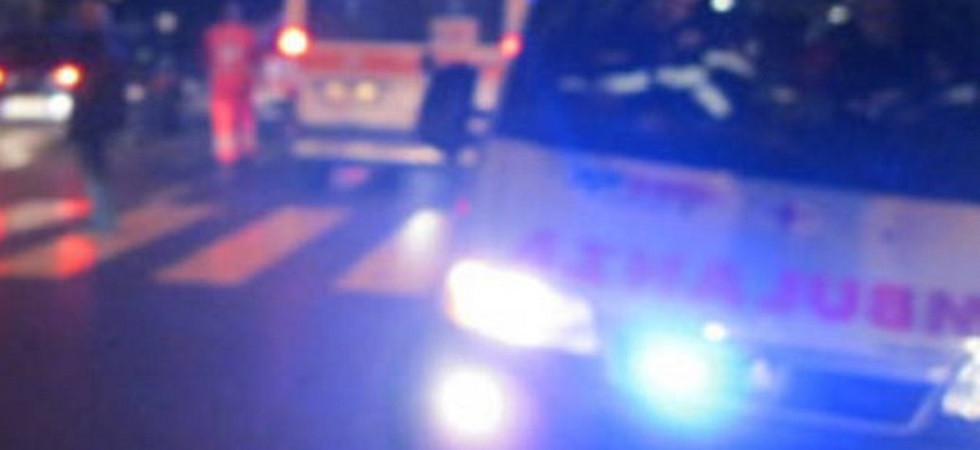 Rubano un'ambulanza e poi danneggiano diverse auto parcheggiate, è caccia ai ladri