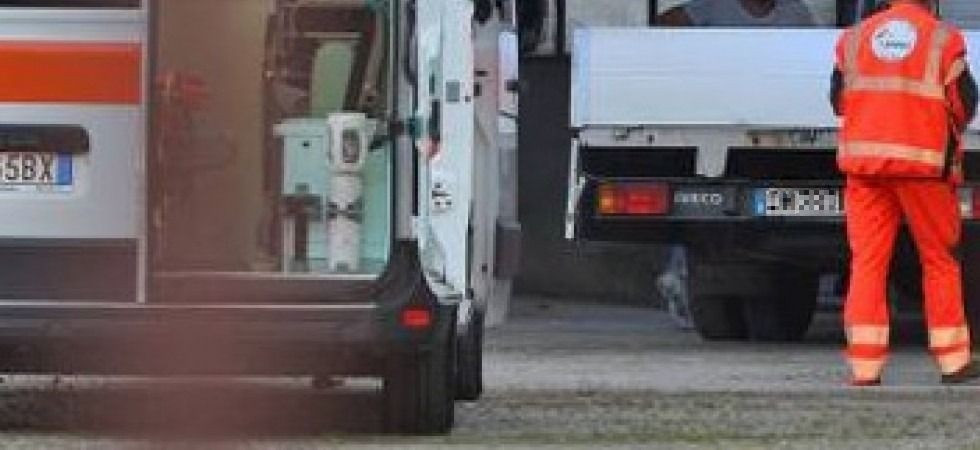 Tragedia in una segheria, è morto un operaio di 59 anni: travolto da un muletto