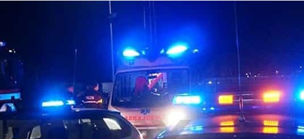 Rissa in strada e spuntano i coltelli, due persone trasportate in ospedale: indagini delle forze dell'ordine