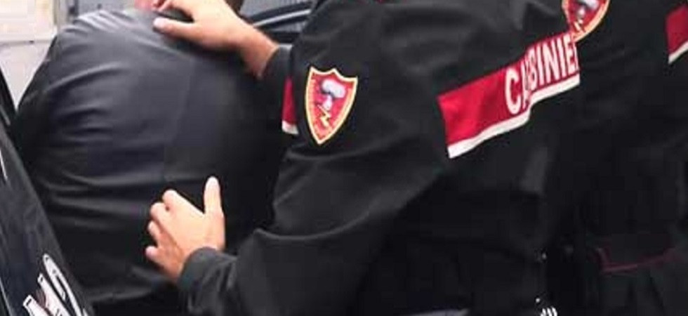 Ruba al supermercato 280 euro di prodotti e poi cerca di scappare salendo su un autobus