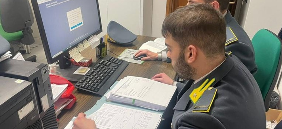 Evade il fisco per due anni, sequestrati oltre 100 mila euro ad un professionista