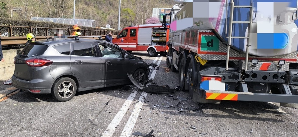 Violento scontro in A22: coinvolti un'auto e un mezzo pesante, sul posto i soccorsi