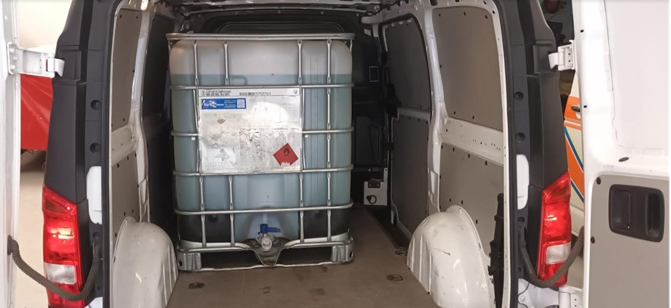 Trovato dai carabinieri a rubare gasolio: nel furgone ne aveva 1000 litri