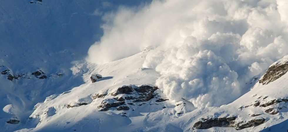 Valanga in quota, due scialpinisti travolti e trascinati per oltre 50 metri: elisoccorso sul posto