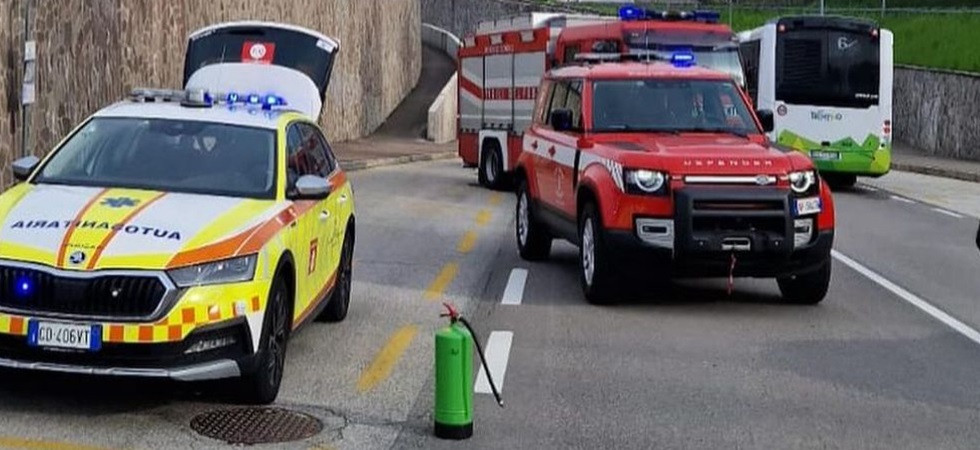 Travolto da una moto finisce scaraventato a terra, un giovane trasportato in codice rosso all'ospedale Santa Chiara