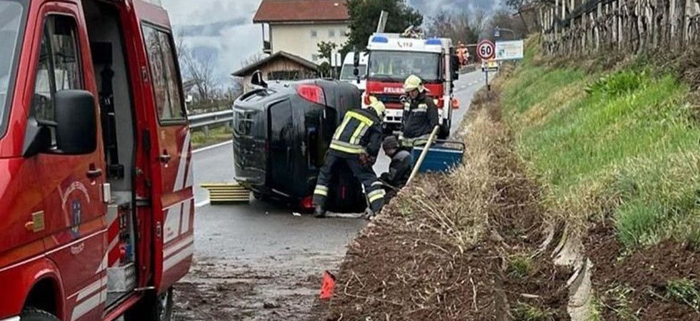 Perdono il controllo dell'auto e il mezzo si ribalta: due donne coinvolte, sul posto l'elisoccorso