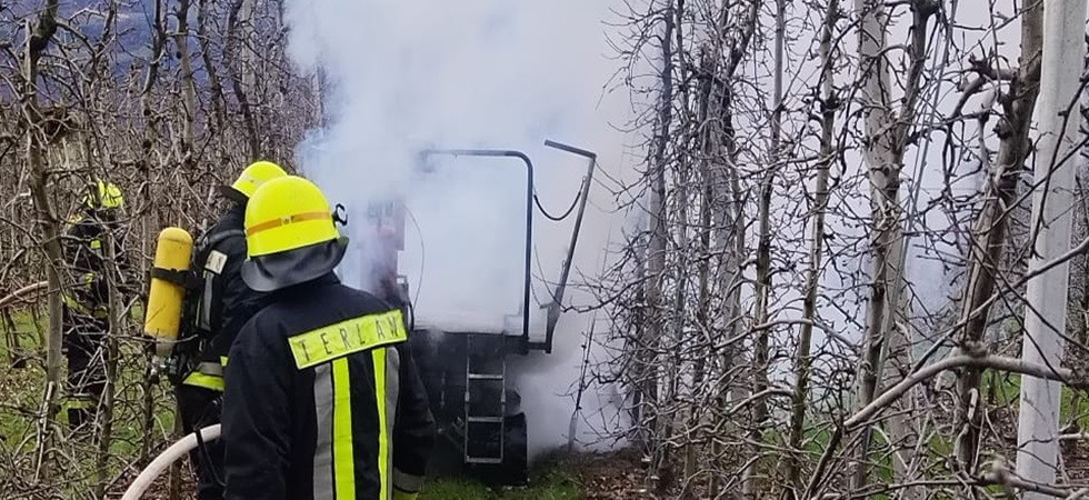 Le fiamme avvolgono e distruggono un mezzo agricolo in un frutteto, l'intervento dei vigili del fuoco