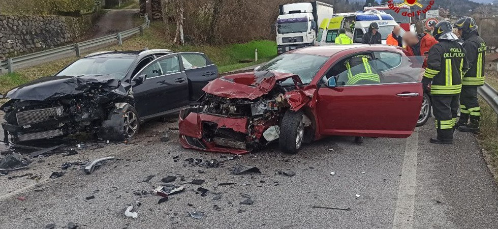 Schianto fra due auto, l'impatto violentissimo: due persone sono rimaste ferite