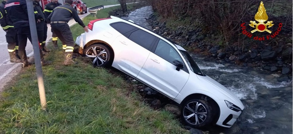 Perde il controllo dell'auto, finisce in un corso d'acqua e poi abbandona il mezzo: sul posto vigili del fuoco e carabinieri