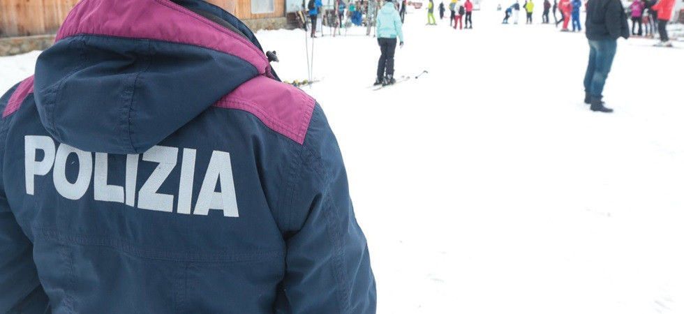 Rubano uno snowboard di alto valore, la polizia rintraccia i ladri grazie alle telecamere: denunciate 3 persone