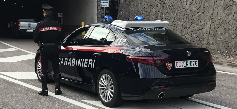 Ruba una e-bike (da 1.800 euro) a un 14enne e poi la abbandona tra i meleti: denunciato un uomo