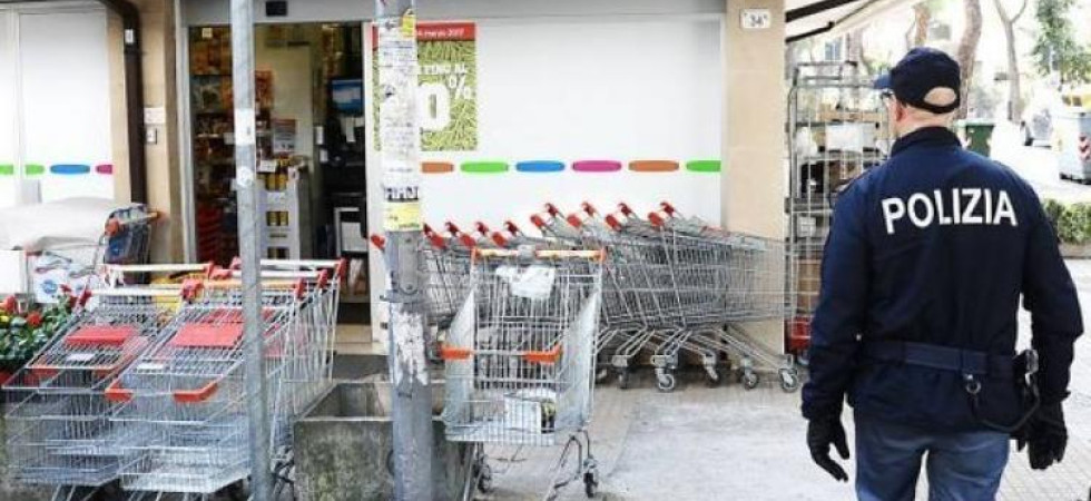 Prima sfascia l'ingresso del supermercato, poi torna con coltello e forbici e minaccia i gestori
