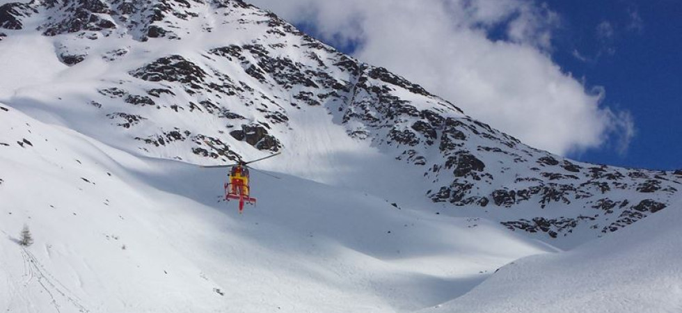 Foto d'archivio Precipita durante una salita in quota trascinando con sé altri quattro alpinisti: in azione 3 elicotteri