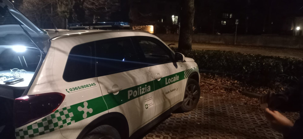 Ubriaco alla guida, gli ritirano la patente ma va a farsela "rinnovare" presentando un vecchio documento: nei guai un uomo