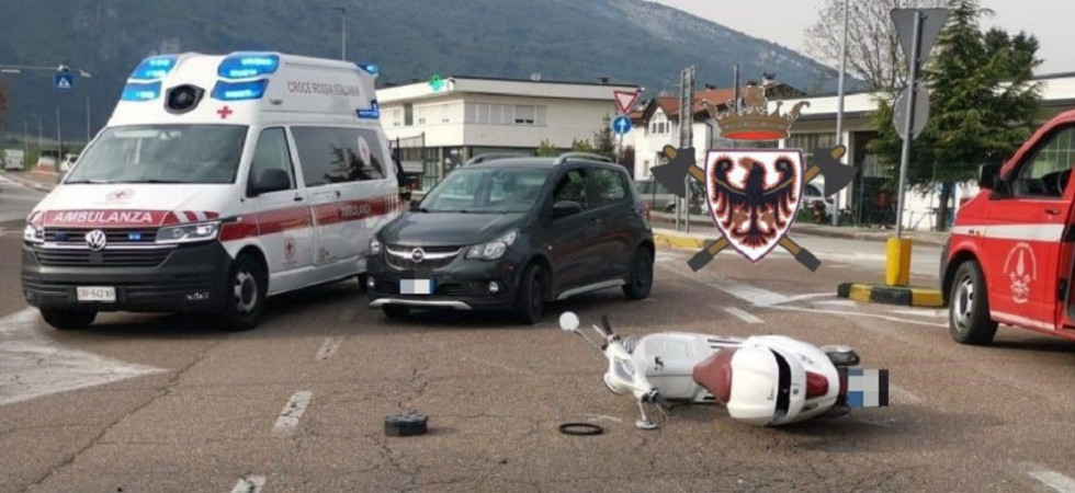 Foto della Federazione dei Corpi vigili del fuoco volontari Provincia autonoma Trento Scontro scooter-auto, una donna finisce sull'asfalto