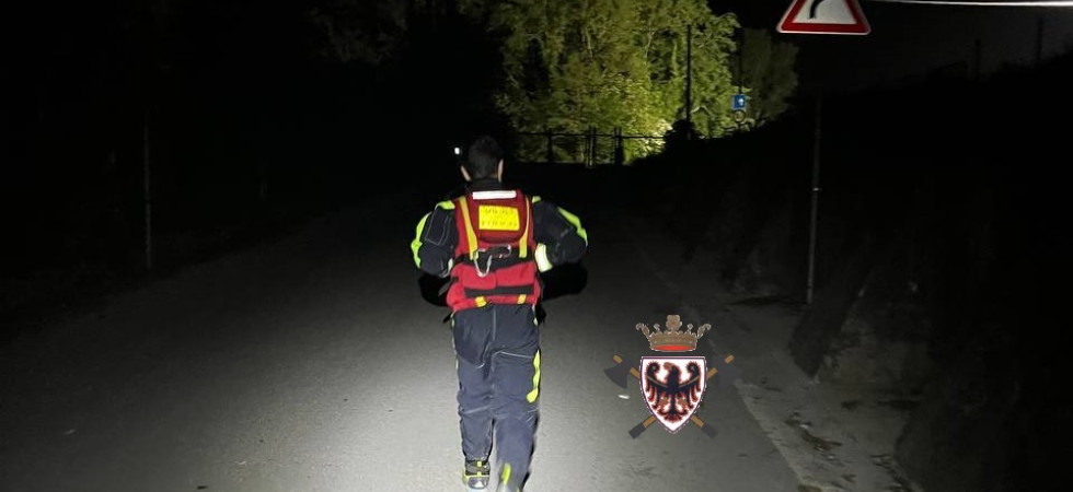 Droni, unità cinofile e 25 vigili del fuoco, notte di ricerche lungo l'Adige