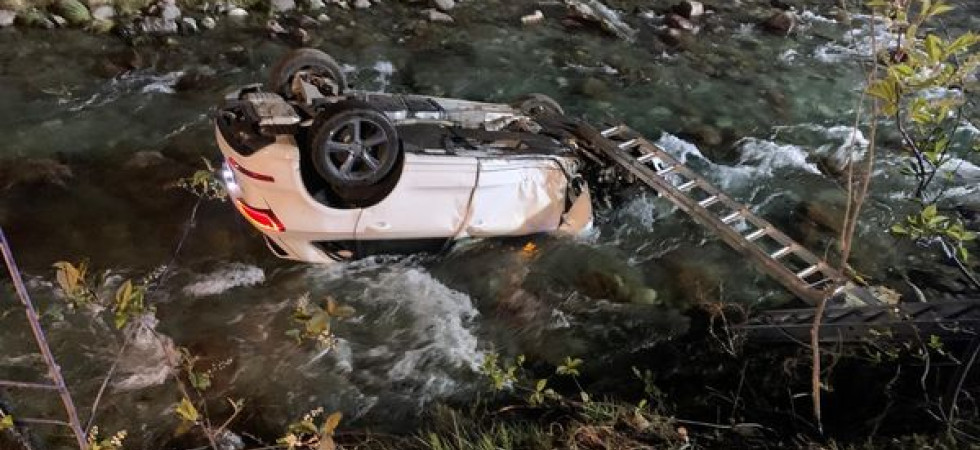 Perde il controllo dell'auto e il mezzo 'vola' nel torrente, momenti di paura: l'intervento dei vigili del fuoco