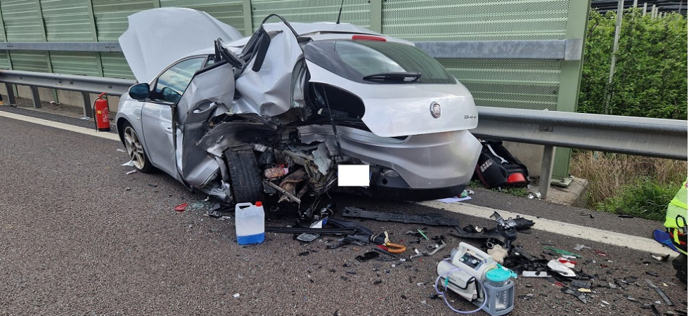 Violento schianto tra due auto, 5 persone coinvolte: due feriti ricoverati in gravi condizioni all'ospedale