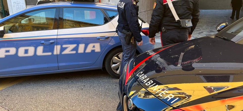 Feriscono con forbici e coltello un 32enne alla fermata dell'autobus e gli portano via i soldi