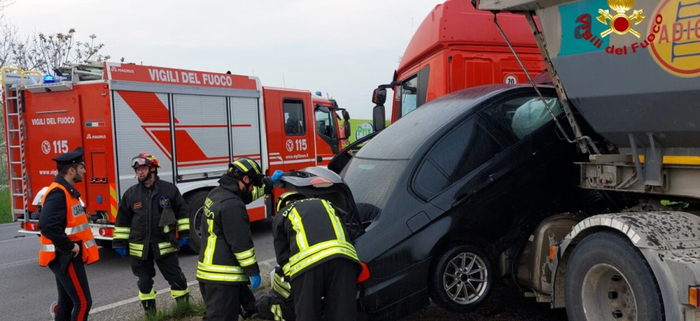 Perde il controllo dell'auto e la Bmw 'si incastra' in un mezzo pesante: momenti di paura